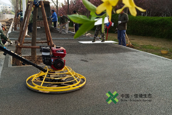 透水混凝土施工現(xiàn)場(chǎng)，工人施工場(chǎng)景