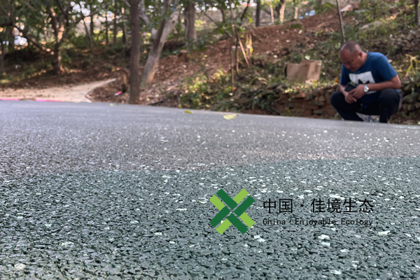 夜光石透水混凝土磨光機(jī)壓實(shí)后效果